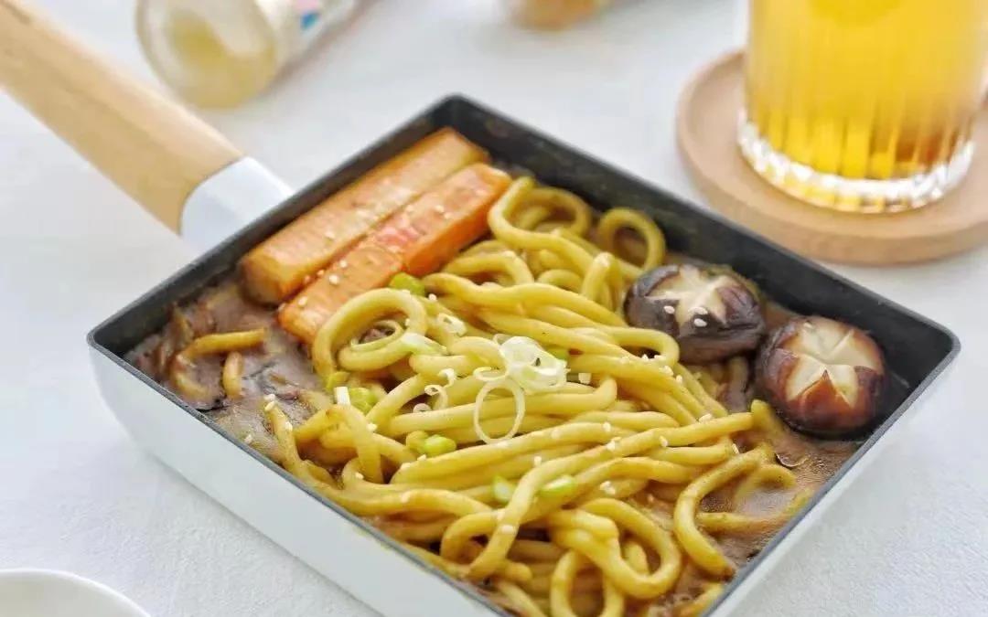 降溫啦！來(lái)一碗日式咖喱烏冬面，做法超級(jí)簡(jiǎn)單，卻比餐廳的還要好吃！